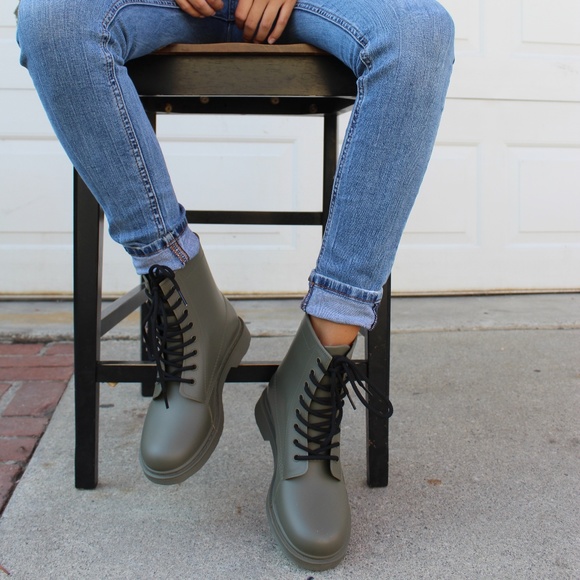 🚨//Fall Favorite Collection// Olive green Boots - Picture 4 of 6